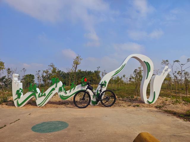 塘朗山郊野公园火车道口与绿平二路段，爬坡酸爽，骑友的天堂