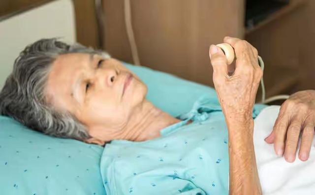 我55岁，已经绝经了，前段时间跟一个比我大八岁的老头在一起了