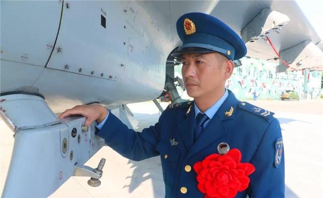 空军飞行员转业到底容不容易？转业后能否转去民航执飞？很困难