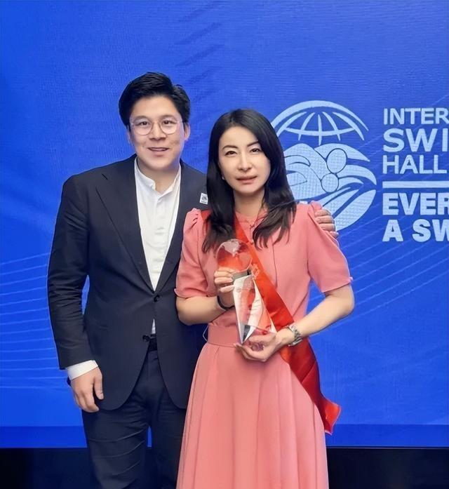 何超琼现身经济论坛，皮松肉垮不敢认，郭晶晶富态霍启刚好娇羞