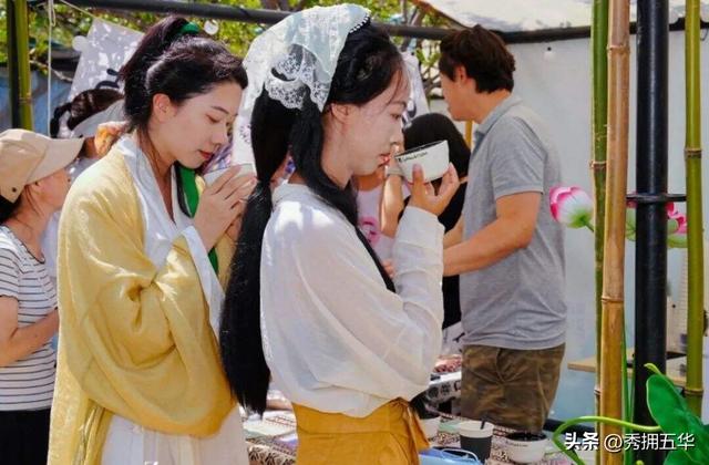翠湖公园第十三届荷花展之“荷花仙子”大赛，文化雅韵映荷风