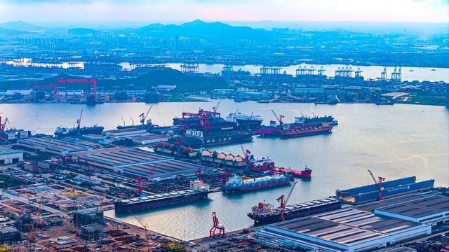 中方打响反制后，特朗普威胁停进大量中国商品，不料中方又出重拳