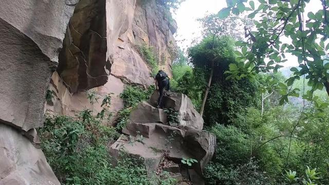 重庆渝北水库边发现神秘悬崖洞，传闻是旧时大地主私藏财宝的据点