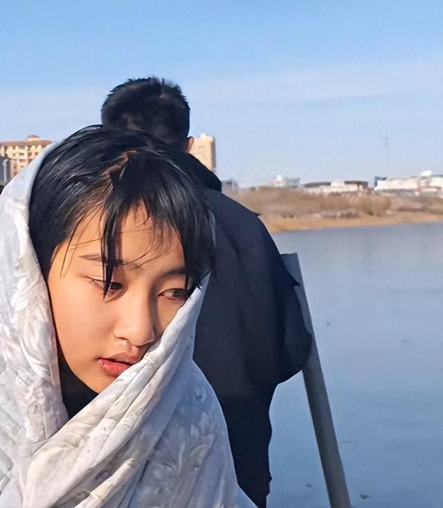 女孩冰窟救人后续，人民日报点赞，阿里奖励5千，房企赠5万购房劵