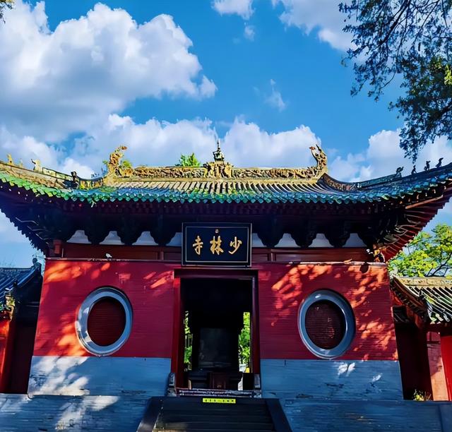 释永信在少林寺有多爽，让人根本想象不到，难怪佛协会批了又批