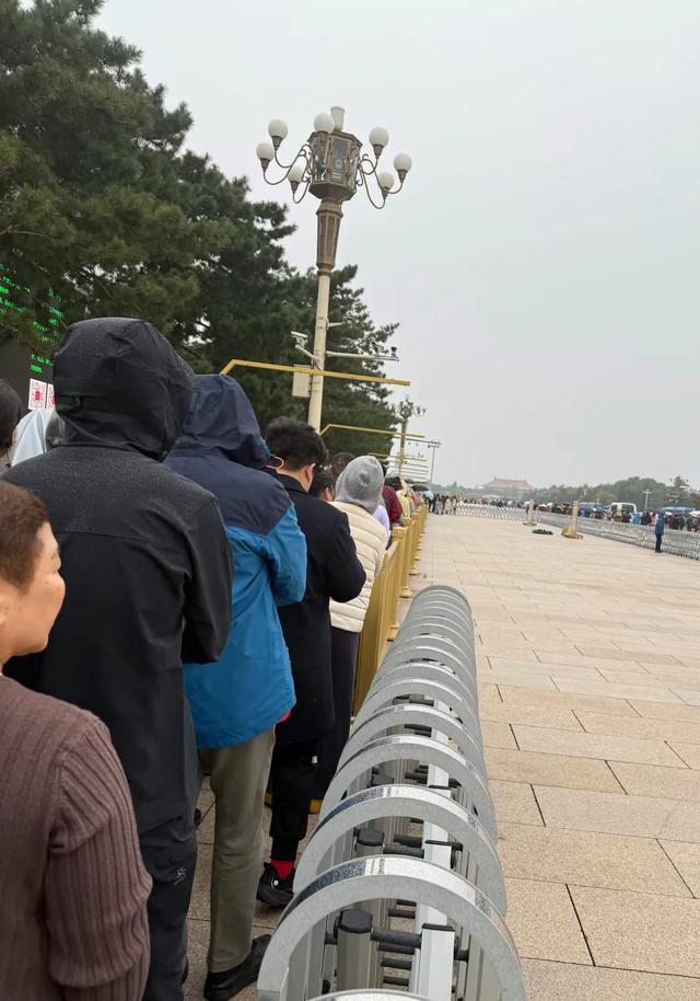 2025年10月17日，北京毛主席纪念堂发生的真实场景，排队太感人了