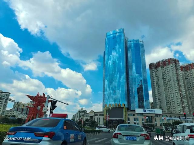信华建国酒店和新城吾悦广场，如同商丘市中心城区的两颗璀璨明星