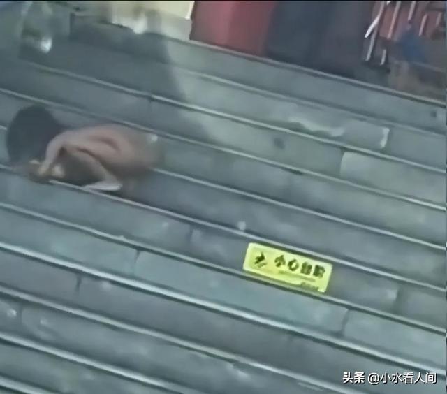后续！“野人男童”父母大学毕业，生活诡异，邻居爆料更可怜细节