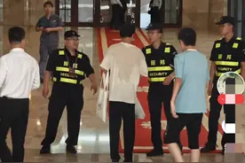 韦神步行参加会议，汗水滴答，背上大团汗渍印，被3个保安拦住了图片