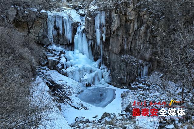 泰山彩石溪现绝美冰瀑奇观 鹦鹉崖上演冬日视觉盛宴