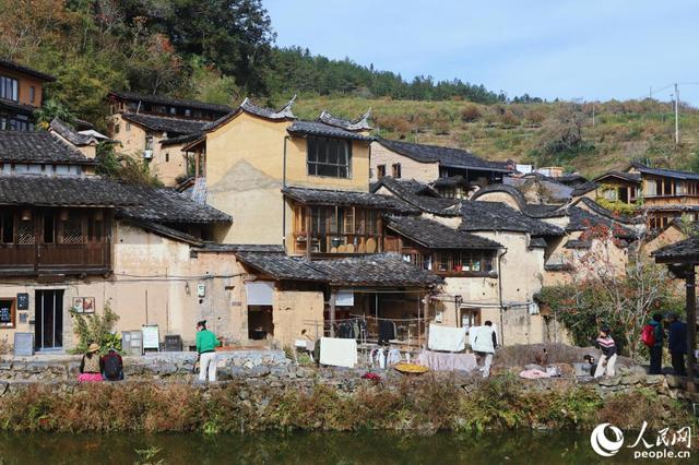 冬日里的宁德古村：红柿映古厝