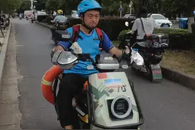对话背着AED送外卖的小哥赵彬图片
