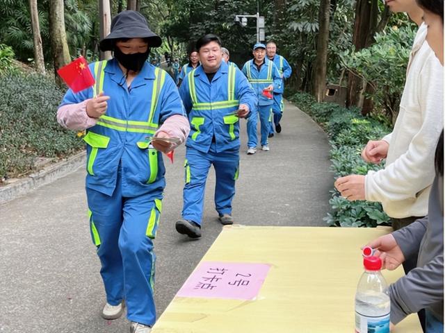 南岗街道举办“环卫靓南岗，分类共参与，健步迎新春”徒步活动。