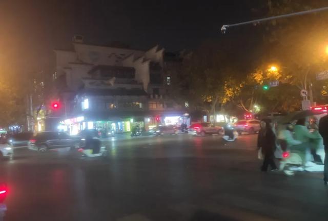 《2025年12月5日傍晚游西安红色回坊之地“莲湖公园”即景留影》