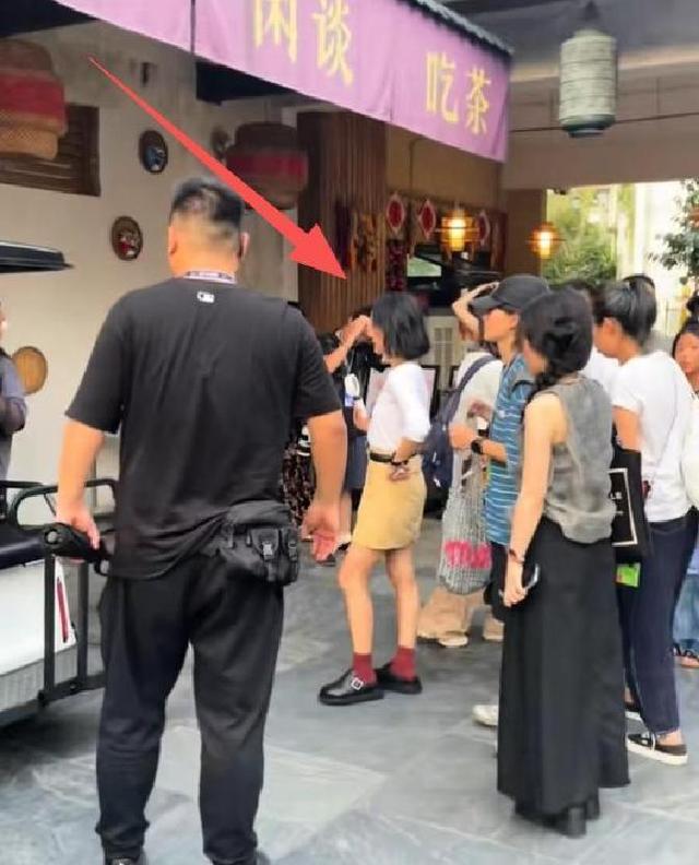 50岁周迅变样：满头白发脸松垮，瘪嘴像老奶奶，无儿无女成遗憾