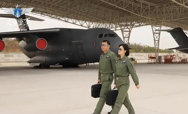 阅兵女机长身份曝光！私生活被扒牺牲太大，老公不简单，央视点名