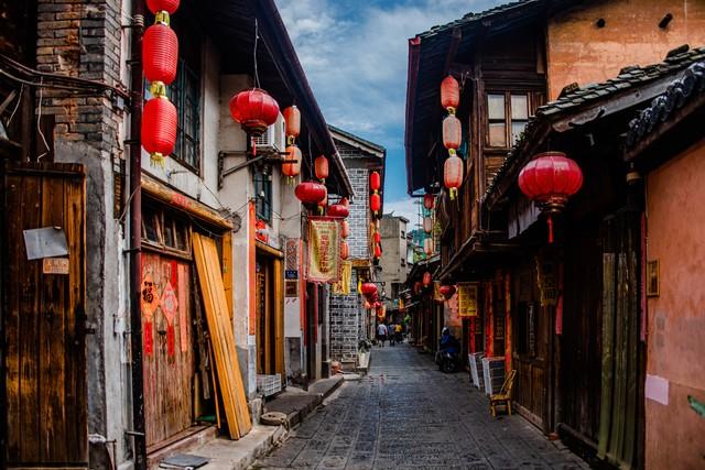 别再去热门景点了！这10个清静小城，人少景美消费低，值得一去