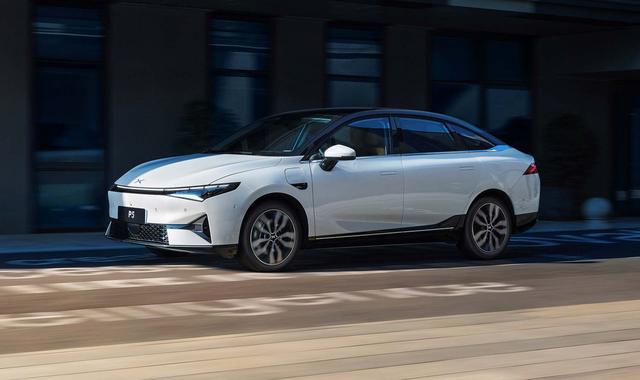 小鹏的首款女机器人，在全网火了，雷军说过的话，终于有人信了