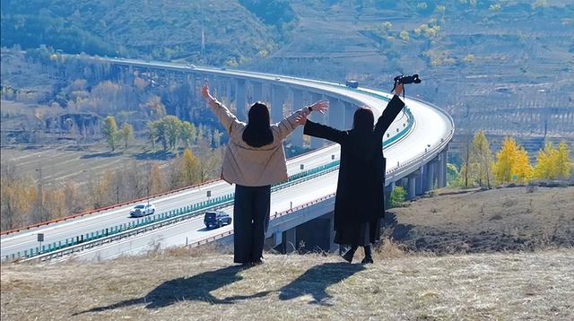 靖边银湾“果子沟大桥”：黄土高原上的公路诗 解锁秋日文旅新地标