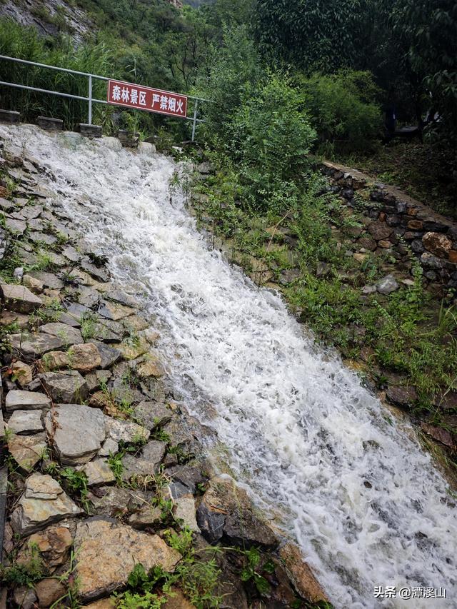 淄博潭溪山雨后现飞瀑奇观