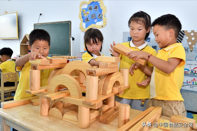 公办幼儿园突然免学费！民办园老板连夜算账，家长却愁得睡不着：转园还是硬扛？