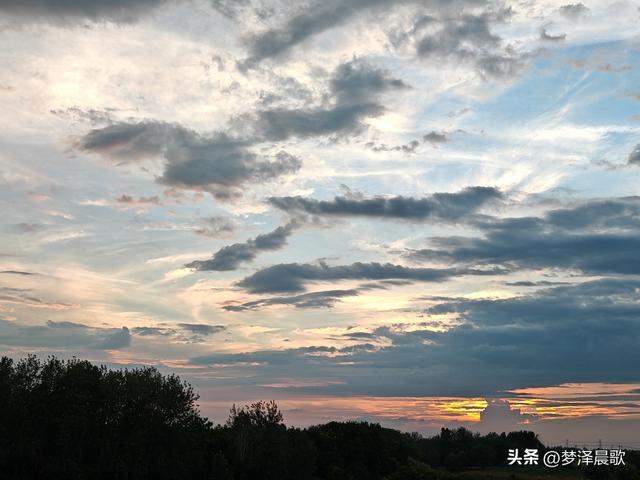湖北云梦：天工挥彩绘就"霞光巨人"奇观