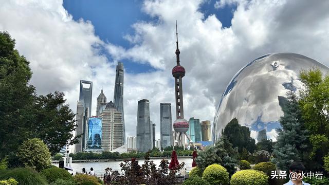 对于上海，人们既羡慕又嘴碎心口不一地对待，这让上海人频遭误解
