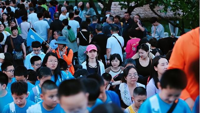 贵州已经失守！避暑圣地游客望不到头，吃碗小吃比攻城还难
