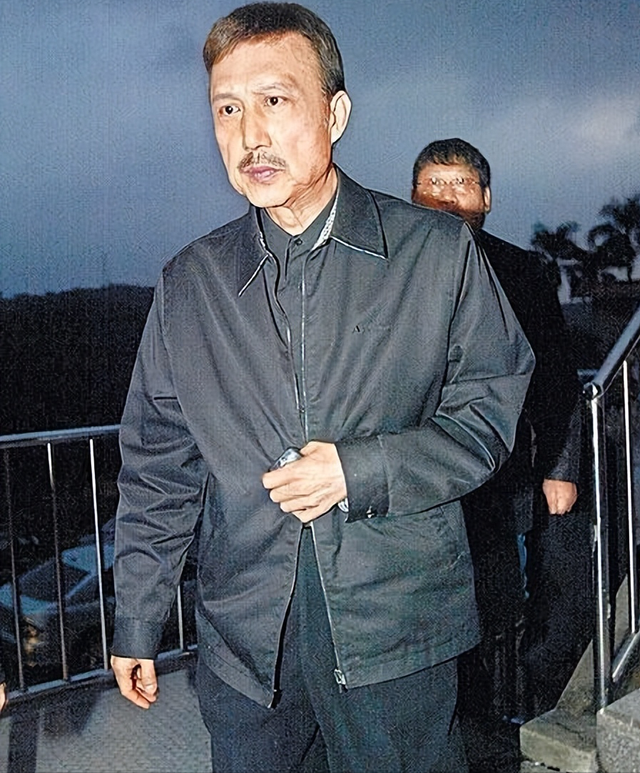 曾是一代歌王，后来成人尽皆知的台独份子，如今赔光家产下场凄凉