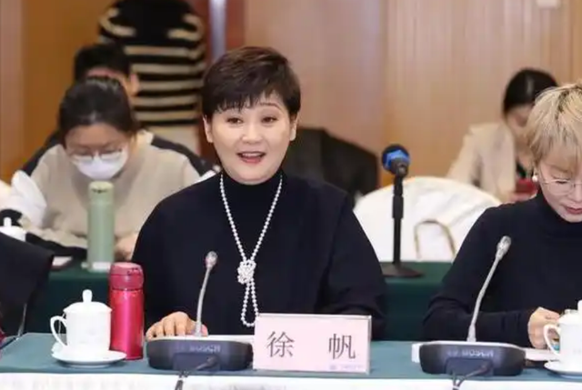 徐帆不再隐忍，高调回应和冯小刚离婚传闻，16字回应字字扎心