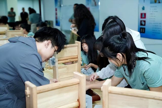 “国泰青年探索家”研学活动在新疆、四川举办