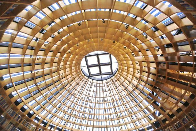 木兰围场有一处星空图书馆，获得国际建筑大奖，由吴彦祖亲手建造