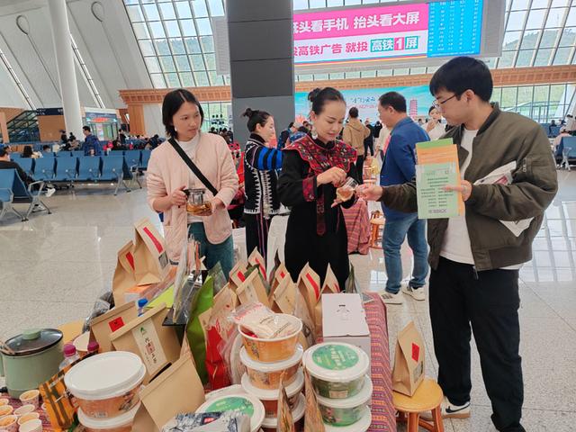 “花开四季 ‘香’约云南 坐着火车游红河”旅游推介活动在昆举行