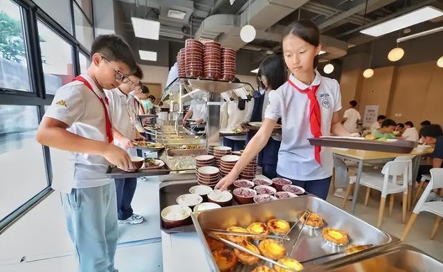 北京下死命令了：在2027年底前，所有中小学必须告别“校外配餐”