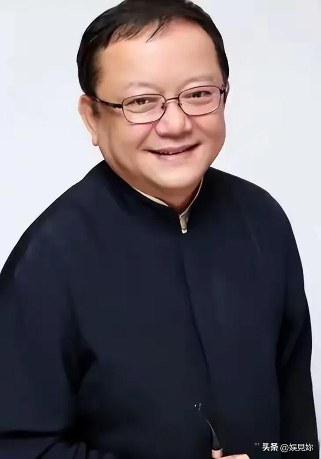 事实证明，被传卖掉上亿豪宅移民美国的王刚，已经走上另一条大道