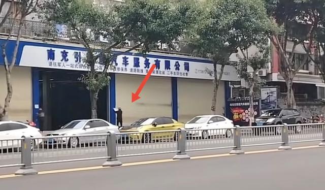 果然够硬！南充扎胎修车店重新开门，做斜坡立牌子：“请勿泊车”