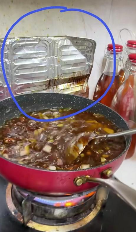 79岁侯耀华晚年凄凉！独居北京无保姆照料，家里脏乱差环境寒酸