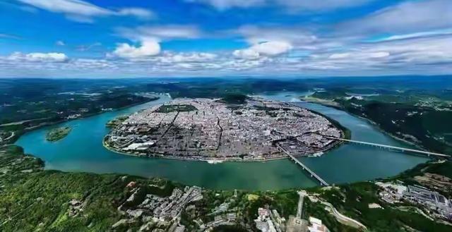 假设有一天四川阆中古城旅游文化，在景区携刻蒙家三将名字有讲究