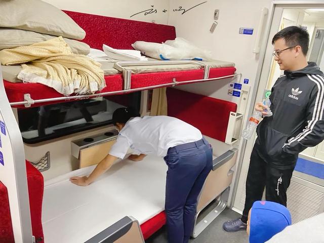 泰国卧铺火车太贴心！工作人员帮忙铺床，为什么中国火车做不到？