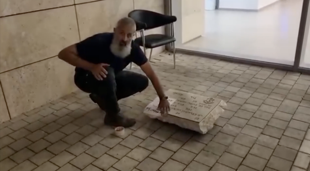 阵亡士兵家属将墓碑抬至以军总部抗议：他将人生浪费在可憎的国家