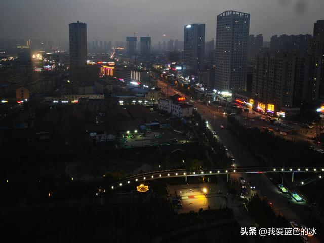 逛菏泽天香公园，这里牡丹很吸引游客，关键是二十四小时免费参观