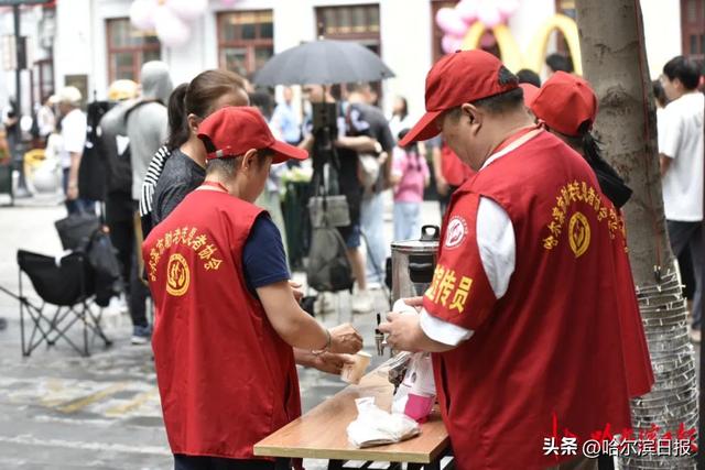 【宠客新花样】中华巴洛克历史文化街区秋日宠客上“心”：免费代茶饮赠游客，还有“红马甲”温情助游