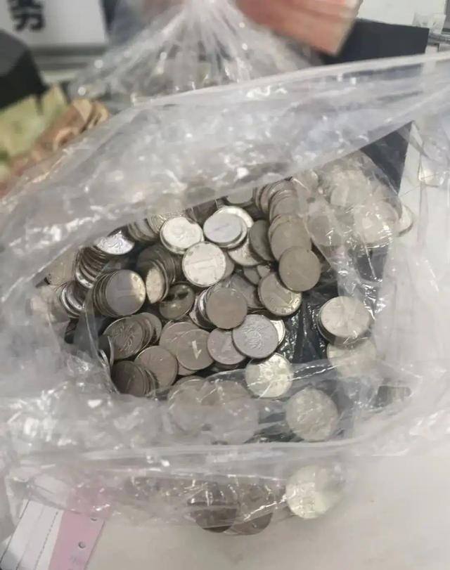 浙江女子家中现金成难题！重达四吨无处放，网友：能压塌房子