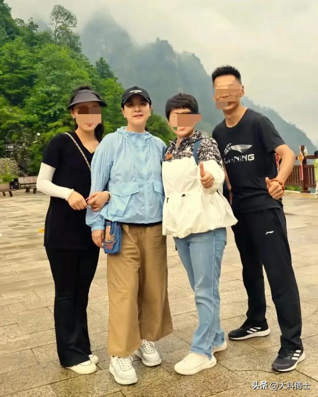 57岁陈小艺现身太白山景区，身材臃肿与大妈无异，素颜沧桑显老态