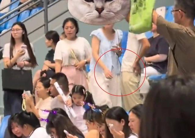 张信哲泰州演唱会上！男子当众猥亵女性，恶意顶胯摩擦，警方回应