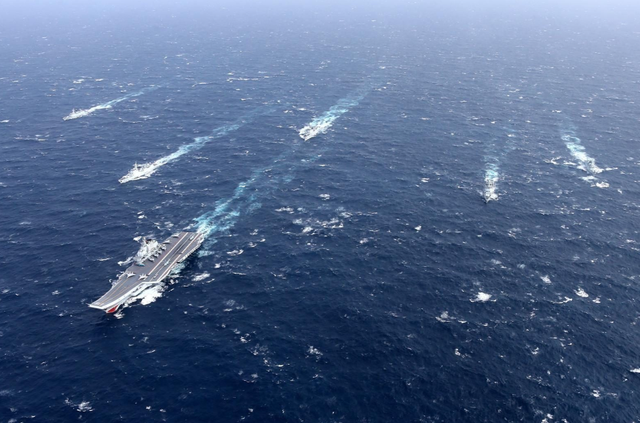 高市早苗拒不道歉，中日军方隔空对阵，自卫队抢先发射实弹挑衅