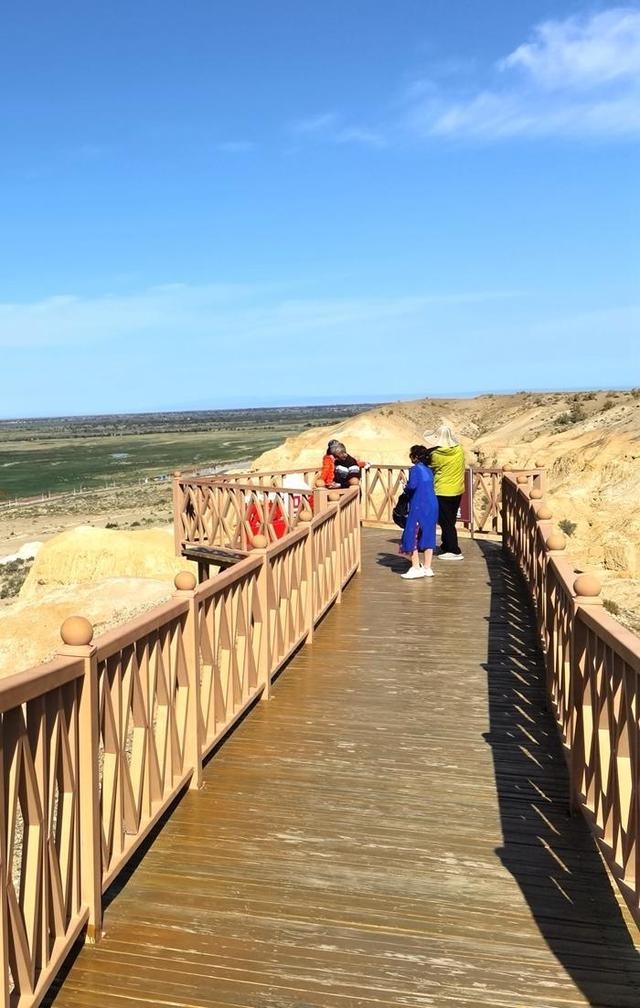 游新疆乌伦古湖海上魔鬼城