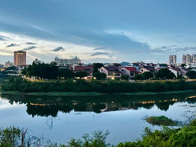 水岸暮色：城市与自然共绘的诗意黄昏