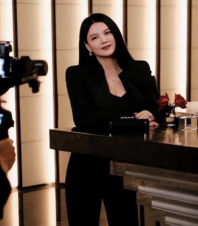 第一个被“祭刀”：李湘	，终于还是走到了这一步