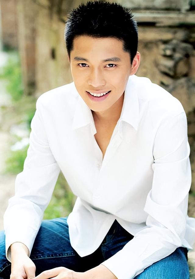 40岁李小萌北京逛街，开五六百万劳斯莱斯，王雷大连富二代不差钱